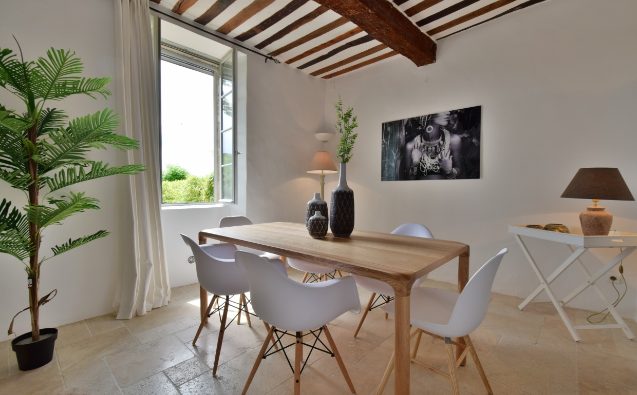 design stoelen, albert kuip, dsw wit, storm tafel zuiver, provence, vastgoedstyling, verkoopsstyling, propertystyling