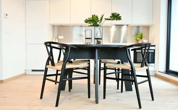 casa nova vastgoedstyling, homestaging, luxe vastgoed, Brussel, bexl, antoine hupin, property styling, design stoelen, wishbone stoelen , design chairs black, round table