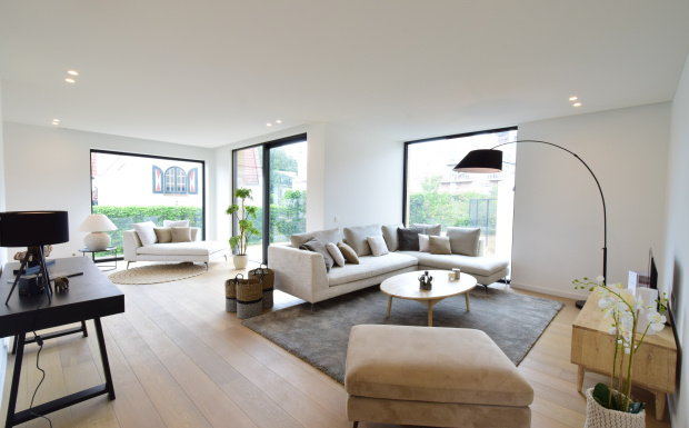 immo acasa, immo perfect, duinbergen, villa aan zee, knokke, casanova vastgoedstyling, homestaging, licht interieur met zwarte accenten, from ceiling to floor windows, ramen van plafond tot vloer, zuiver, booglampen, pr interiors