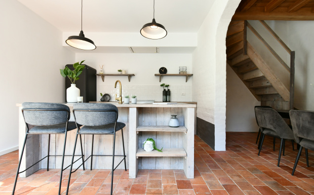 landelijke keuken, vastgoedstyling, casanova vastgoedstyling, wonen te brugge, designkeuken, interior design, terracotta vloer