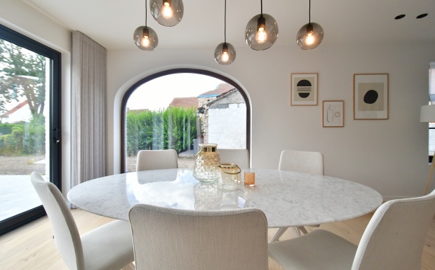 Tulip Knoll, marmeren tafel, stoffen stoelen, casa nova vastgoedstyling, danneels bouwkantoor